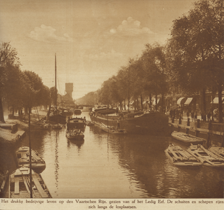 870824 Gezicht op de Vaartsche Rijn vol schepen, vanaf het Ledige Erf te Utrecht, met rechts de Westerkade en links de ...
